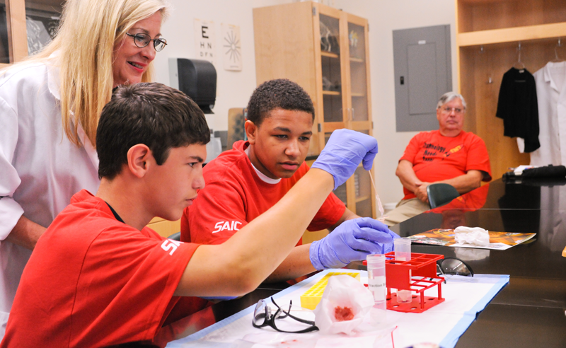 Students perform a science experiment in lab